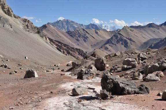 Trilha entre Plaza Francia e Confluencia, no Parque Provincial Aconcágua, região de Mendoza, no oeste da Argentina
